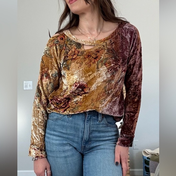 Chaser Keyhole Crushed Velvet Blouse - Picture 3 of 12